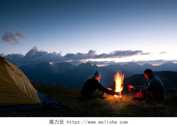 帐篷野餐野营生火群山蓝天白云日出自然景观大山山里户外旅游